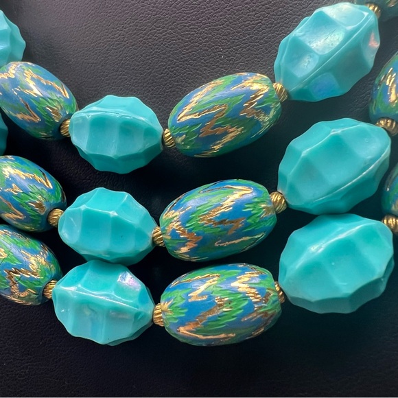 Elegant Vintage Hobe Turquoise Chevron Lucite Beaded Necklace w/ Gold Tone Chain - Picture 3 of 12